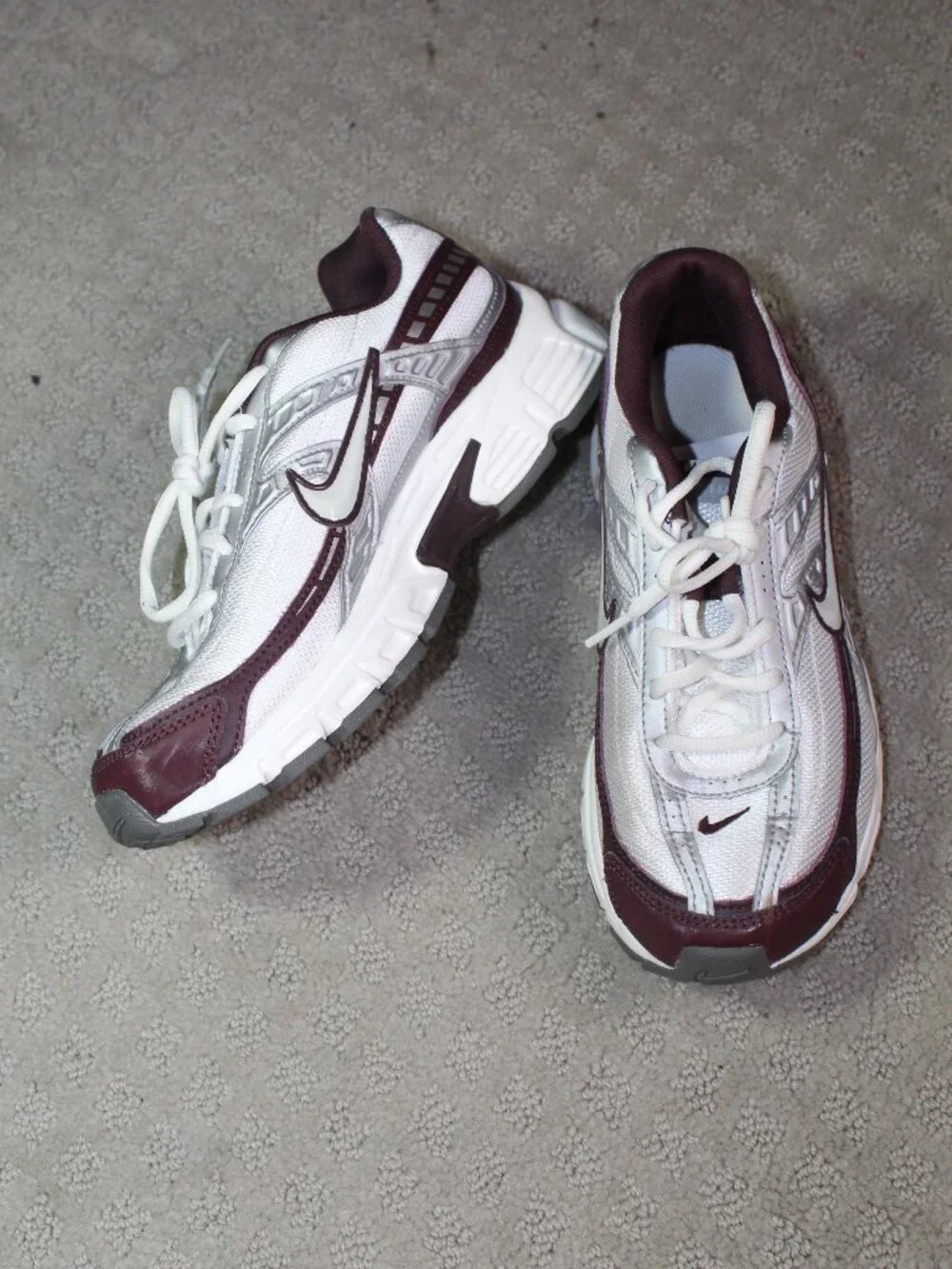 Nike Women's Size 7 Initiator (White Burgundy Crush) IB4688-111